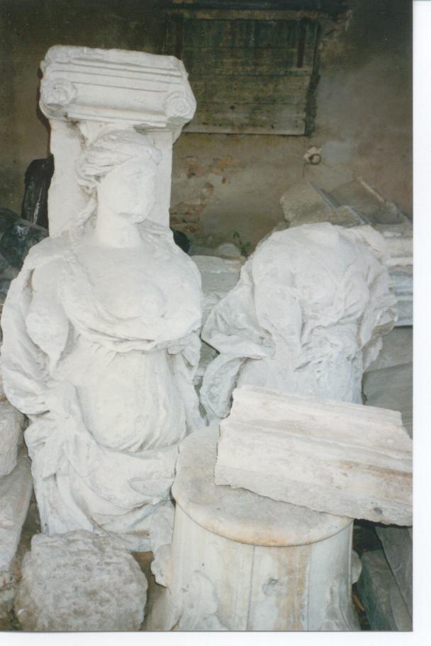 Cariatidi e capitello in marmo (proveniente dal colonnato della Loggia)